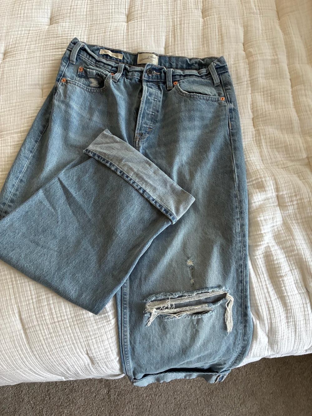 Universal Thread Light Blue Women's Cropped Distressed Jeans